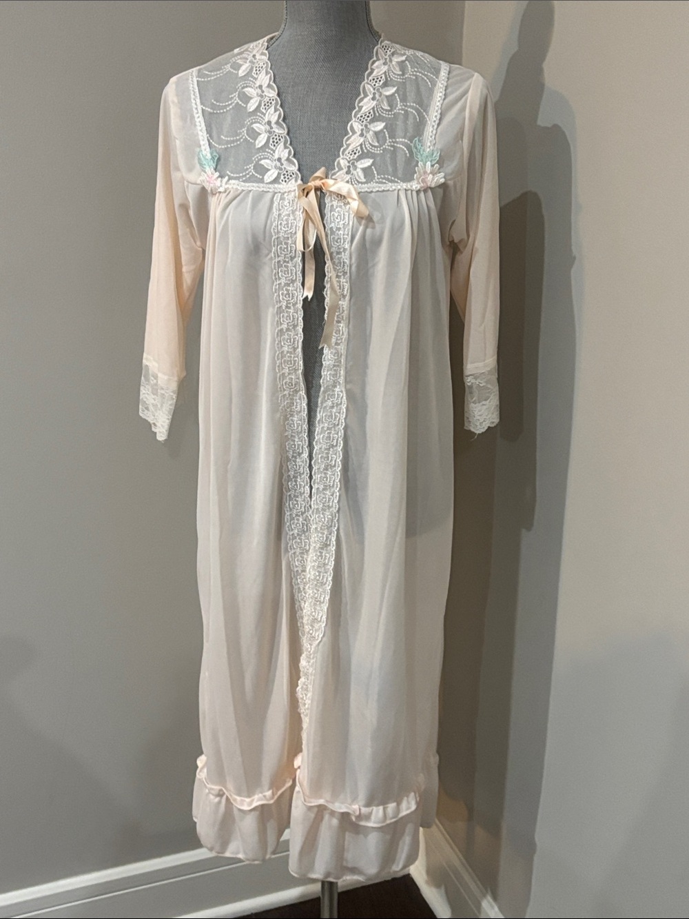 Mon Shi Rou Delicate Cream Lace-Trim Robe with Bow Tie